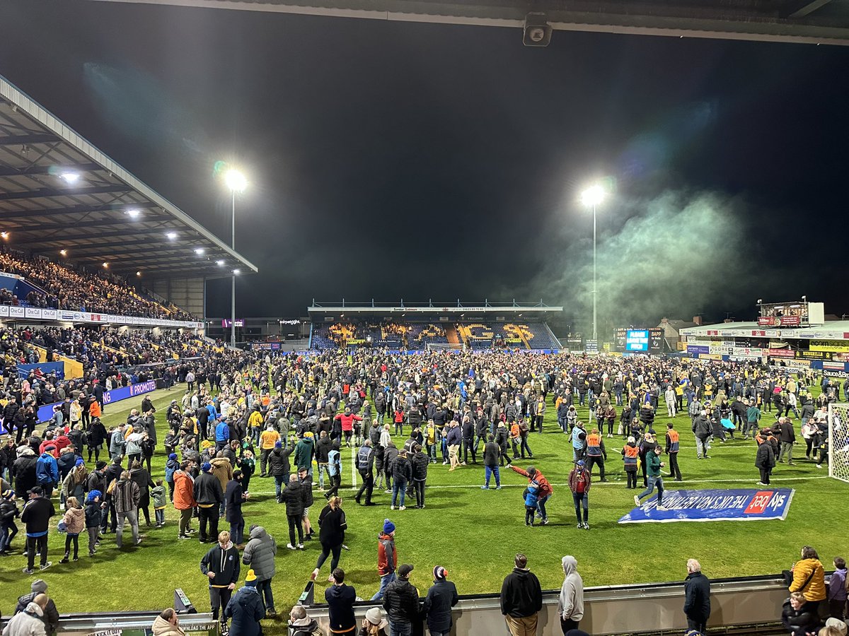 Incredible 💛💙 @mansfieldtownfc