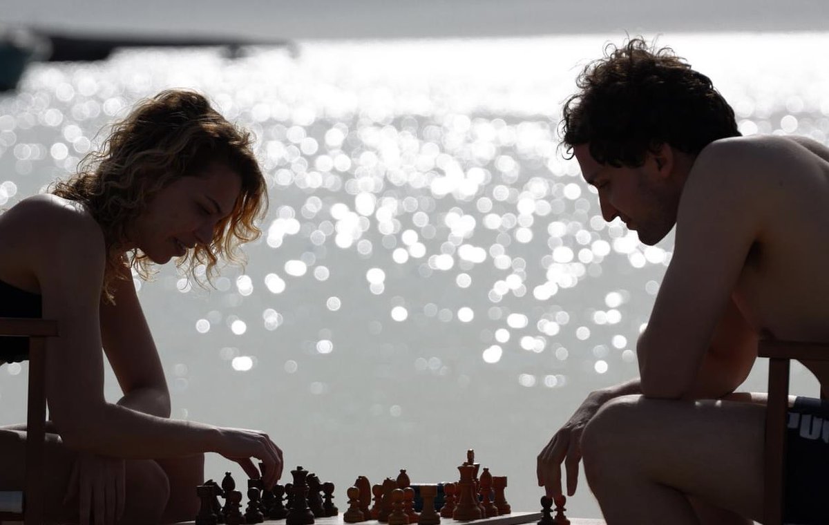 julesgambit's tweet image. Board by the beach 🏝 

📸: nikiel.photo 

#chessinparadise