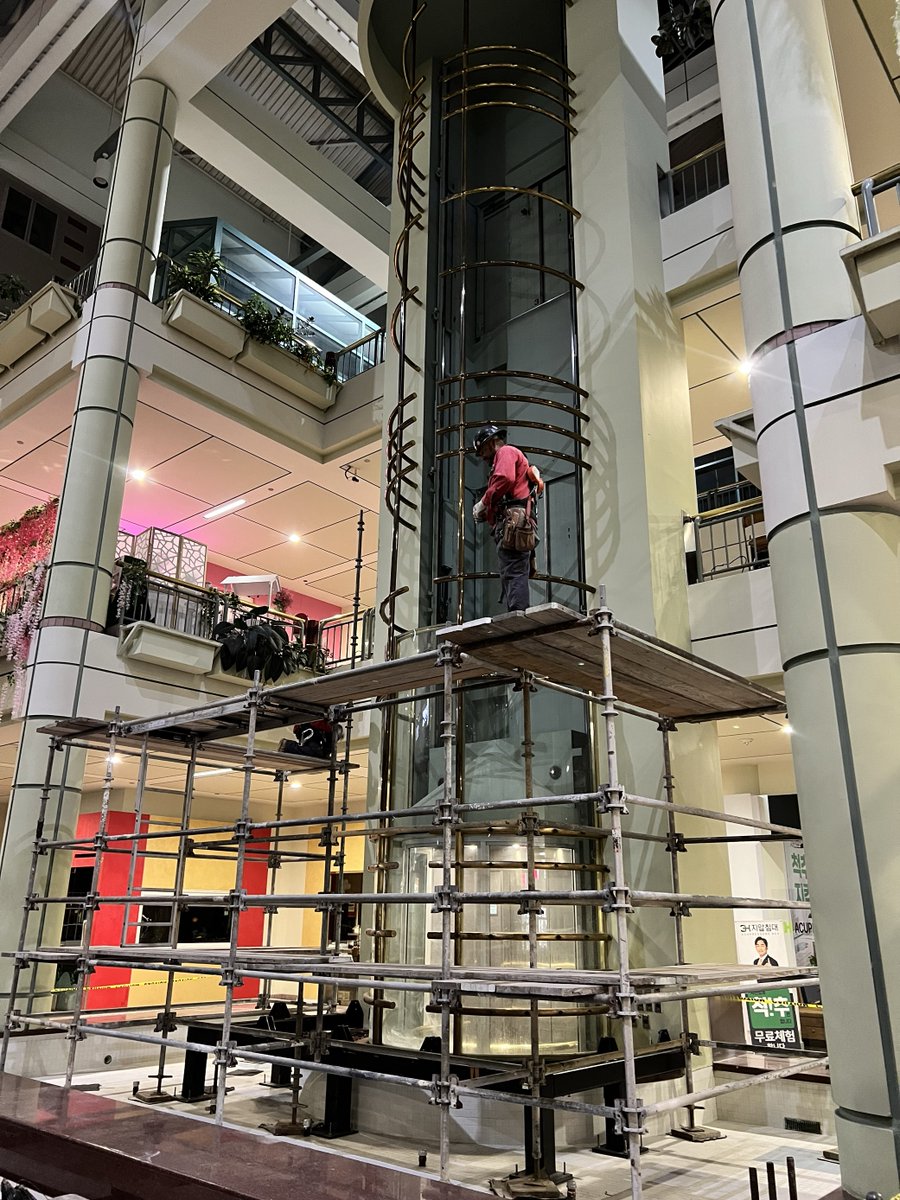 ClearLED's tweet image. Another project in LA is in progress! The scaffold and frame are up and good to go. Getting everything ready to start working on installing LED panels. It is one of the difficult installations but our team will nail it. Stay tuned for more updates! 
#BehindTheScenes #ClearLED