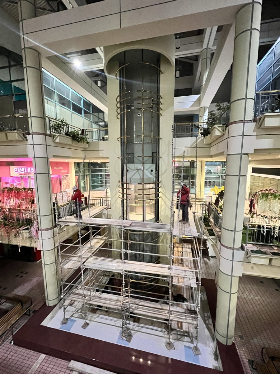 ClearLED's tweet image. Another project in LA is in progress! The scaffold and frame are up and good to go. Getting everything ready to start working on installing LED panels. It is one of the difficult installations but our team will nail it. Stay tuned for more updates! 
#BehindTheScenes #ClearLED