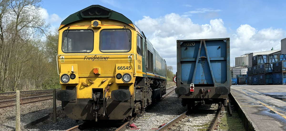 Freightliner class 66 No. 66545 sits at Northenden after bringing in 6H35 from Runcorn, Folly Lane. Later she would operate 0F35 back. 15th April 2024.