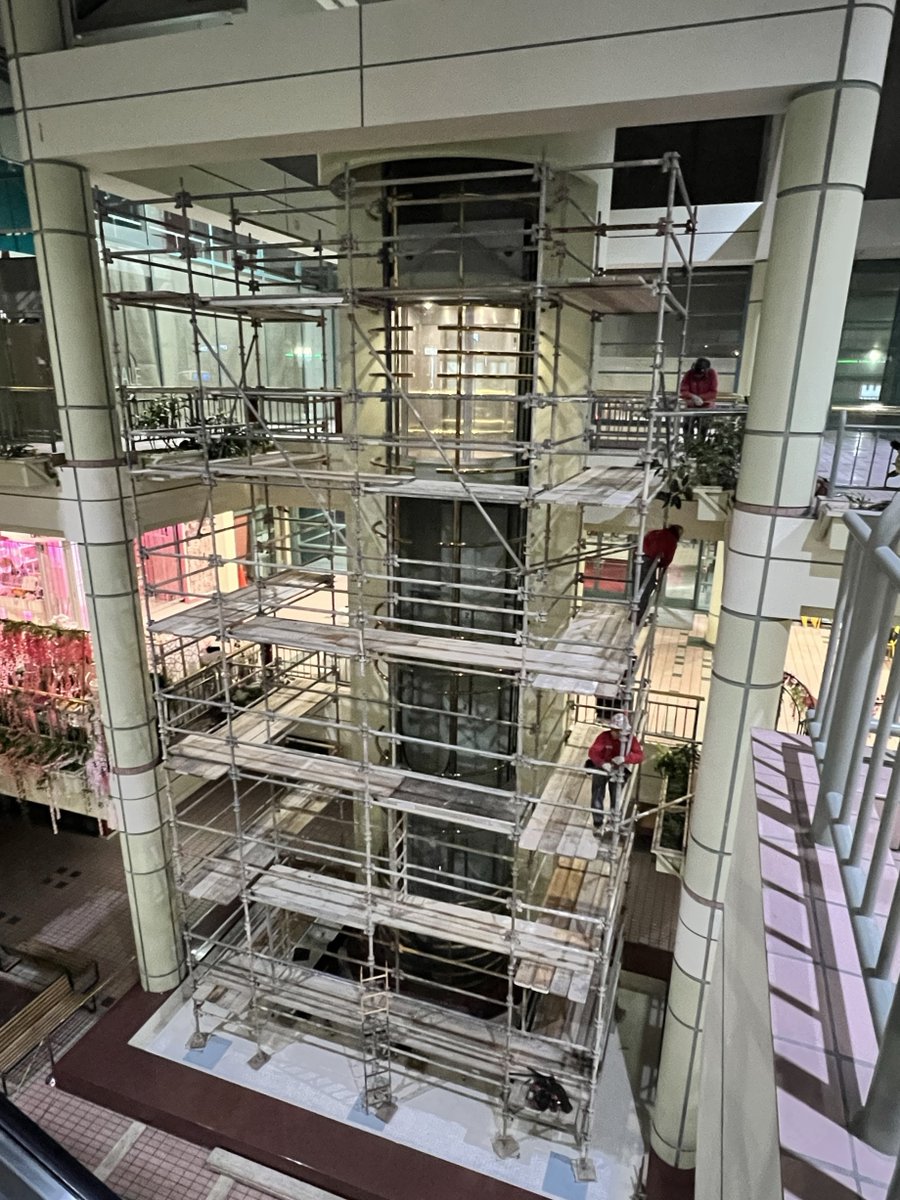 ClearLED's tweet image. Another project in LA is in progress! The scaffold and frame are up and good to go. Getting everything ready to start working on installing LED panels. It is one of the difficult installations but our team will nail it. Stay tuned for more updates! 
#BehindTheScenes #ClearLED