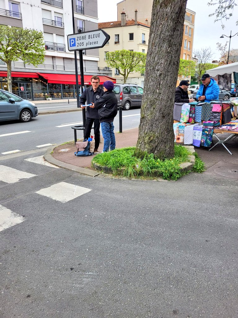 Dimanche matin, mobilisation des @jeunesbardella du @RNJ94_off et du @RNational94_Off pour un tractage au marché de #JoinvilleLePont. 🇫🇷🚀

➡️ Très bon accueil des Joinvillais qui attendent #VivementLe9Juin avec @J_Bardella aux #Europeennes2024.

#circo9408 #RN94 #RNJ94