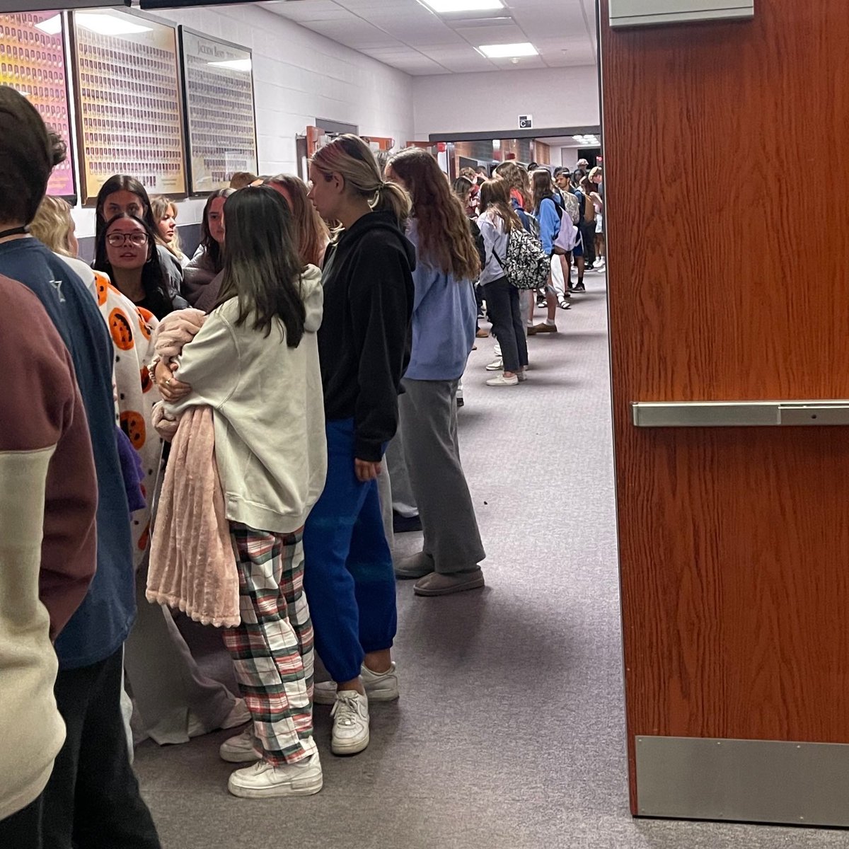 🌟 Over 300 seniors at Jackson Local were up to sign up for Senior Service Day (some as early as 4 AM0, ready to put in nearly 1,300 hours across Jackson Township and Stark County next month. From mulching to improving public spaces, Class of 2024 is on it! 🎓👏 #PolarBearPride