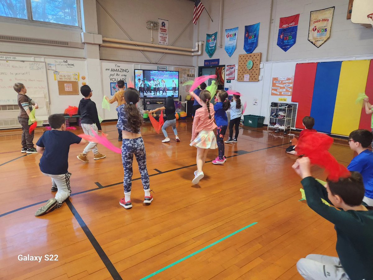 P.E. and music classes collaborate to "travel" around the world.  This week, we learned a fun dance from Brazil #elemphysed #UAcollaboration #OneNashua <a href="/newsearles1/">New Searles Elementary</a> <a href="/tlkaufmann/">Trisha Kaufmann</a> <a href="/talbotth/">helayne talbott</a> <a href="/SarfdeK/">Kimberly Sarfde</a> <a href="/NASHUASCHOOLS/">NashuaSchools</a> <a href="/mariojandrade/">Mario J. Andrade</a>