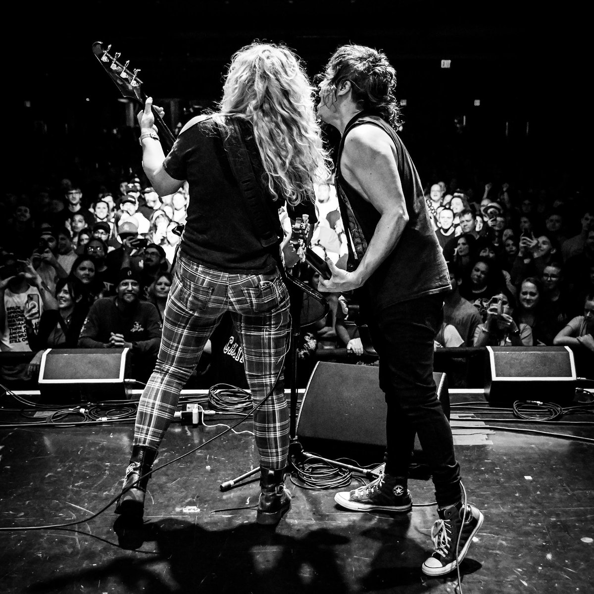 TheDollyrots's tweet photo. Singing into the mic Beatles Style - one of our fav parts of the live show ๐
Announcing one more round of Summer tour dates soon yโall, some cities we havenโt been to in a WHILE!
#dollyrots #thedollyrots #tour #beatles #guitarrock #bubblegumpunk
๐ธ @jeffmozeyphoto https://t.co/FUESM8TQQb
