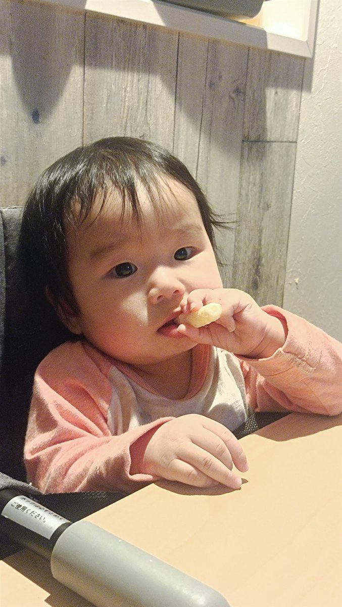 Lark100sm's tweet photo. 娘がお米棒を吸ってました。 https://t.co/EecsfRiZAa