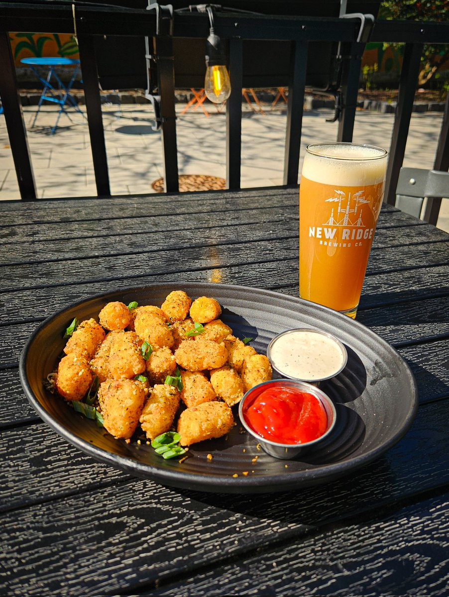 Holy hell! Talk about patio weather ☀️ It's another beautiful Brewsday + Tot Tuesday! Tonight on the hand pull, we have a cask of Just Like Himmel, dry hopped with Cascade and conditioned on lime juice. And on top of that, we have $3 za'atar tots 🙌 Here until 9:00!