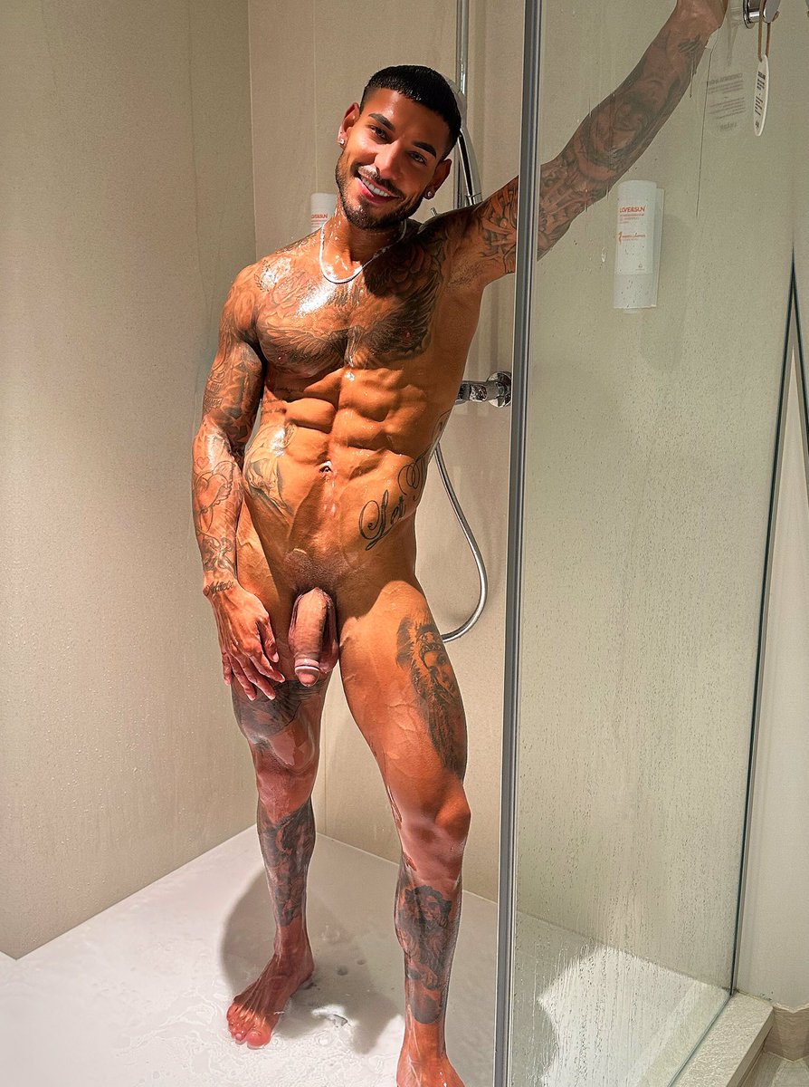 RT if you’d take a shower with me 😈 Like & Comment if you’d dry me up 😏 Biggest ever discount on my page‼️