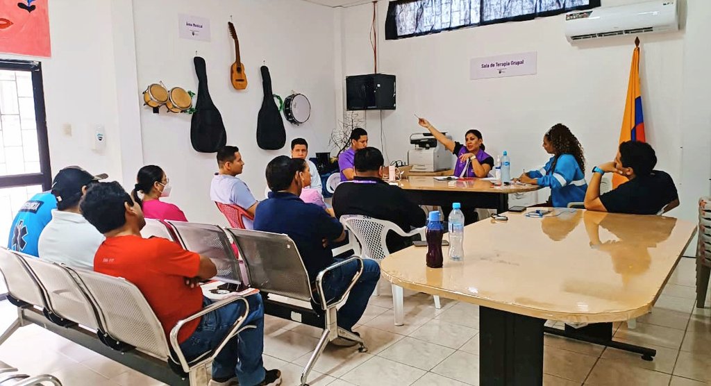 DPS_LosRios's tweet photo. #SantaElena| Mantuvimos una reunión de trabajo con equipo zonal y provincial de Atención Prehospitalaria para fortalecer la salud móvil 🚑 de la parroquia Manglaralto y el 🏥 Hospital Básico de la localidad. Se programan acciones para garantizar el bienestar de toda la población. https://t.co/BtjEZsIFdm