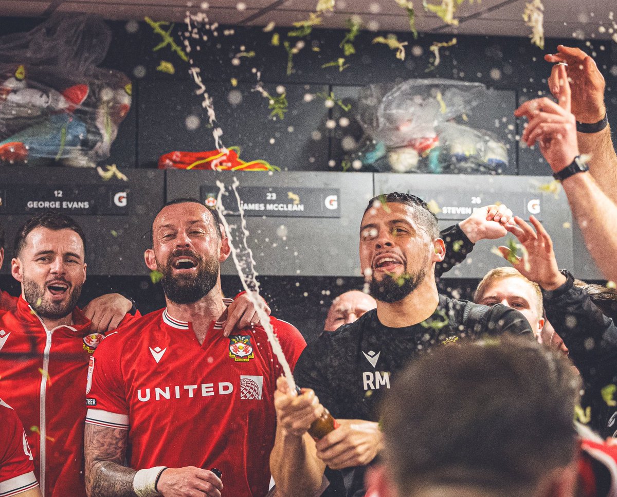 ArgWrexham's tweet image. asi es el ascenso champagne