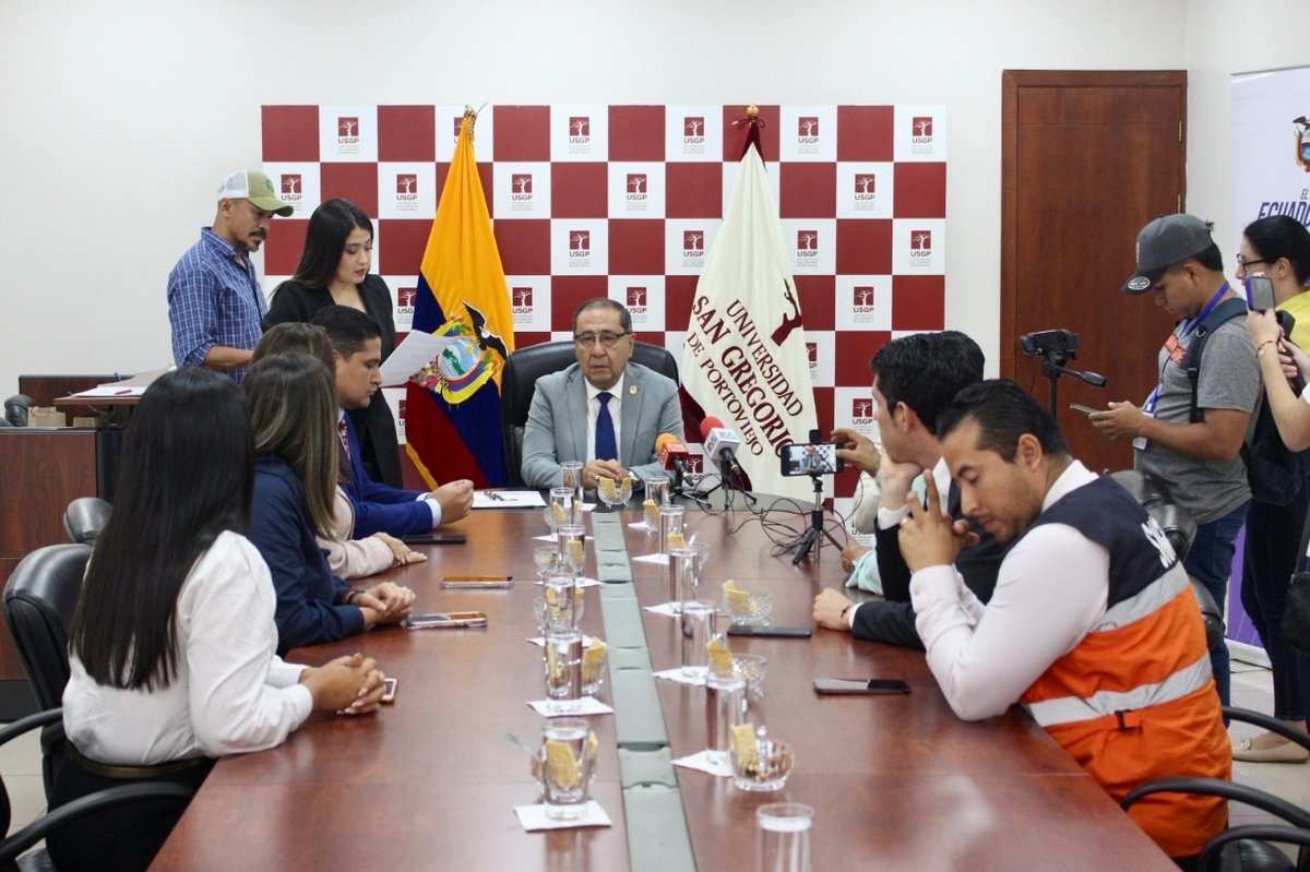 USGPOFICIAL's tweet photo. #FirmaDeConvenio ✍🏻
Nuestra #USGP firmó un Convenio Marco de Cooperación Interinstitucional con la Secretaría Nacional de Gestión de Riesgos @RiesgosEcuador. Firmaron esta alianza el Dr. Jaime Alarcón Zambrano #RectorUSGP y el Mg. Jorge Carrillo #Ministro de la #SNGR 🫱🏻🫲🏽. https://t.co/I1oAFCAyfy