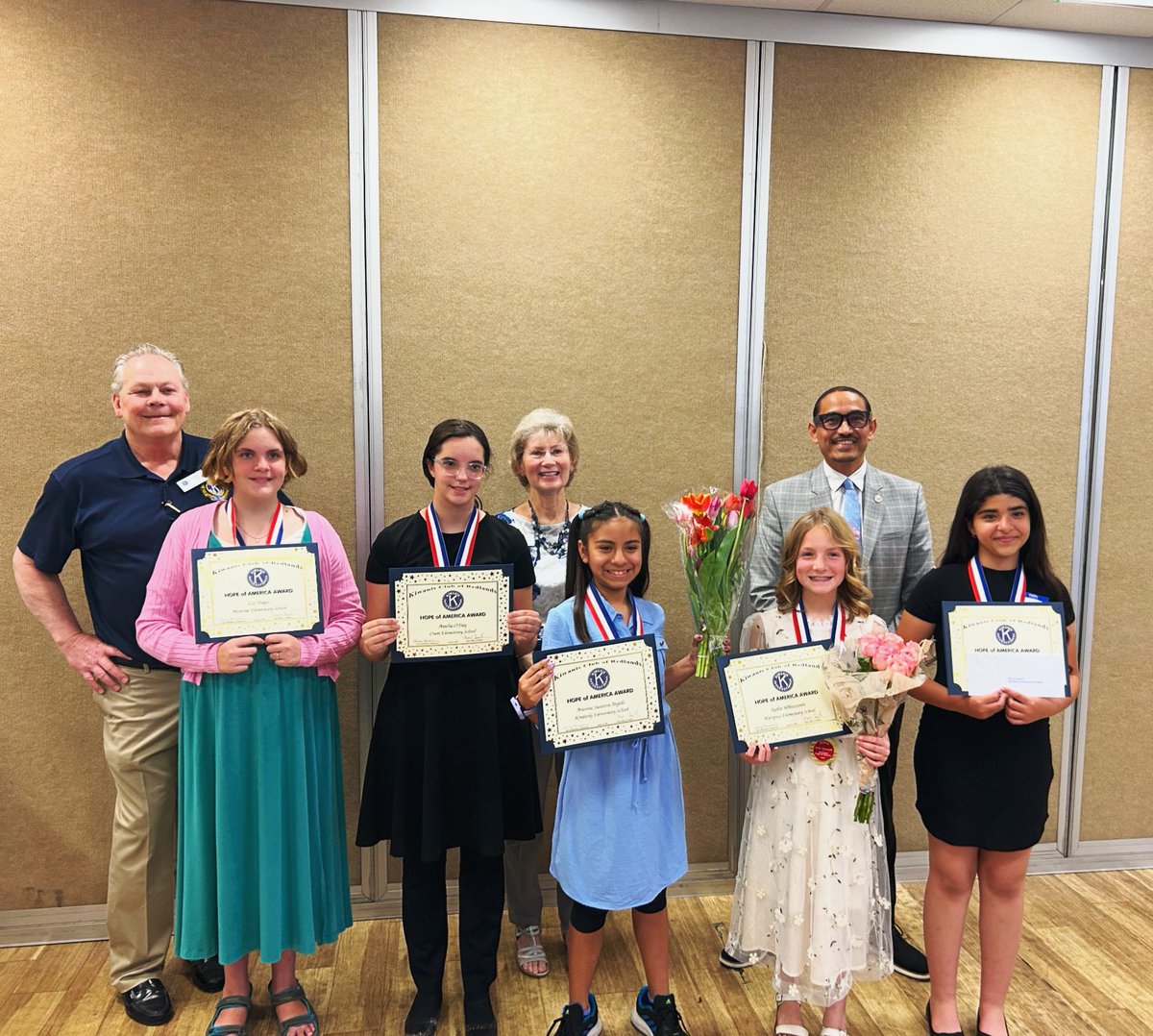 Congrats to our 5th graders from @CramRUSD @KimberlyRUSD @MariposaRUSD @McKinleyRUSD @mentoneRUSD who received the Hope of America Award this afternoon for their exemplary academics and citizenship. Thank you Kiwanis Club of Redlands! @RedlandsUSD #ThisIsRUSD