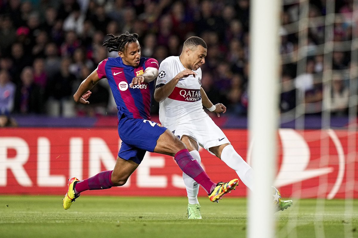 _BeFootball's tweet image. 🚨 Jules Koundé :

« On gagne, on perd en équipe. 𝗢𝗻 𝗻’𝗲𝘀𝘁 𝗽𝗮𝘀 𝗹𝗮̀ 𝗽𝗼𝘂𝗿 𝗽𝗼𝗶𝗻𝘁𝗲𝗿 𝗾𝘂𝗲𝗹𝗾𝘂’𝘂𝗻 𝗱𝘂 𝗱𝗼𝗶𝗴𝘁, 𝗺𝗮𝗶𝘀 𝗷𝗼𝘂𝗲𝗿 𝗮̀ 𝟭𝟬 𝗰𝗼𝗻𝘁𝗿𝗲 𝟭𝟭, 𝗰’𝗲𝘀𝘁 𝘁𝗿𝗼𝗽 𝗱𝘂𝗿. »

(@CanalplusFoot)