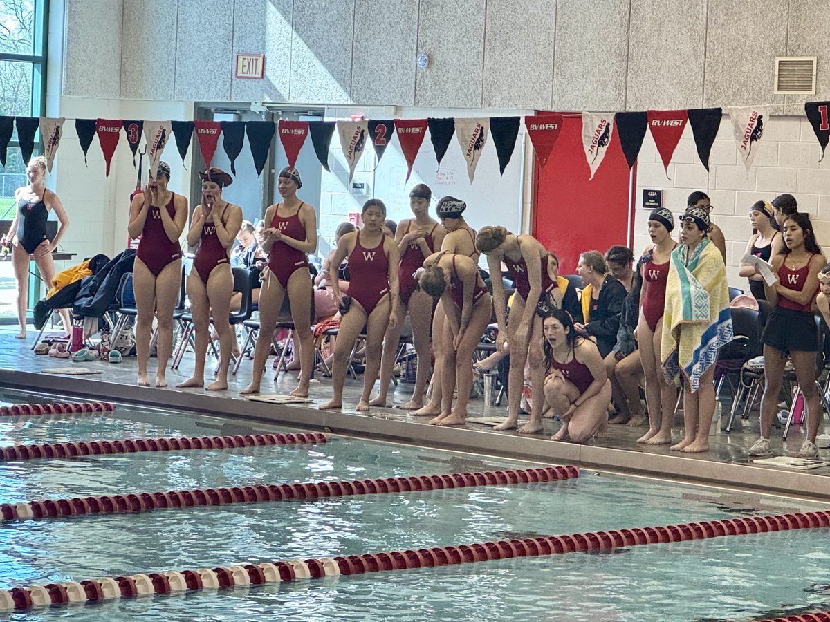 And they say swim is an individual sport… Not at BVW! ⁦@bvwswimdive⁩