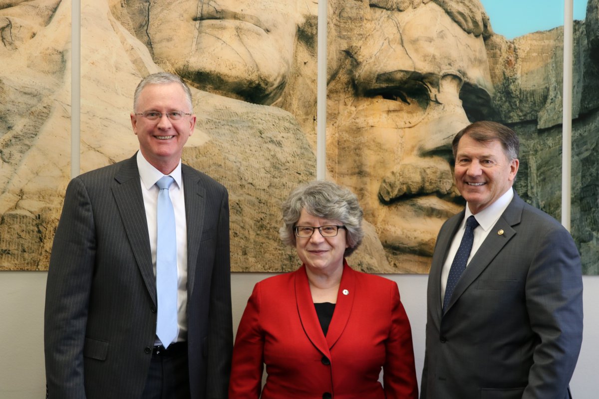 Great to catch up with Mike Headley, Director of @SanfordLab, and Lia Merminga, Director of @Fermilab, for an update on the important research happening at their facilities in South Dakota and Illinois. Thank you for coming in!