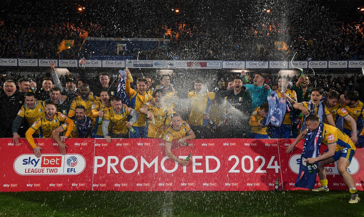 mansfieldtownfc's tweet photo. What a night. 🍾

#Stags 🟡🔵 https://t.co/udiJEcEw5w