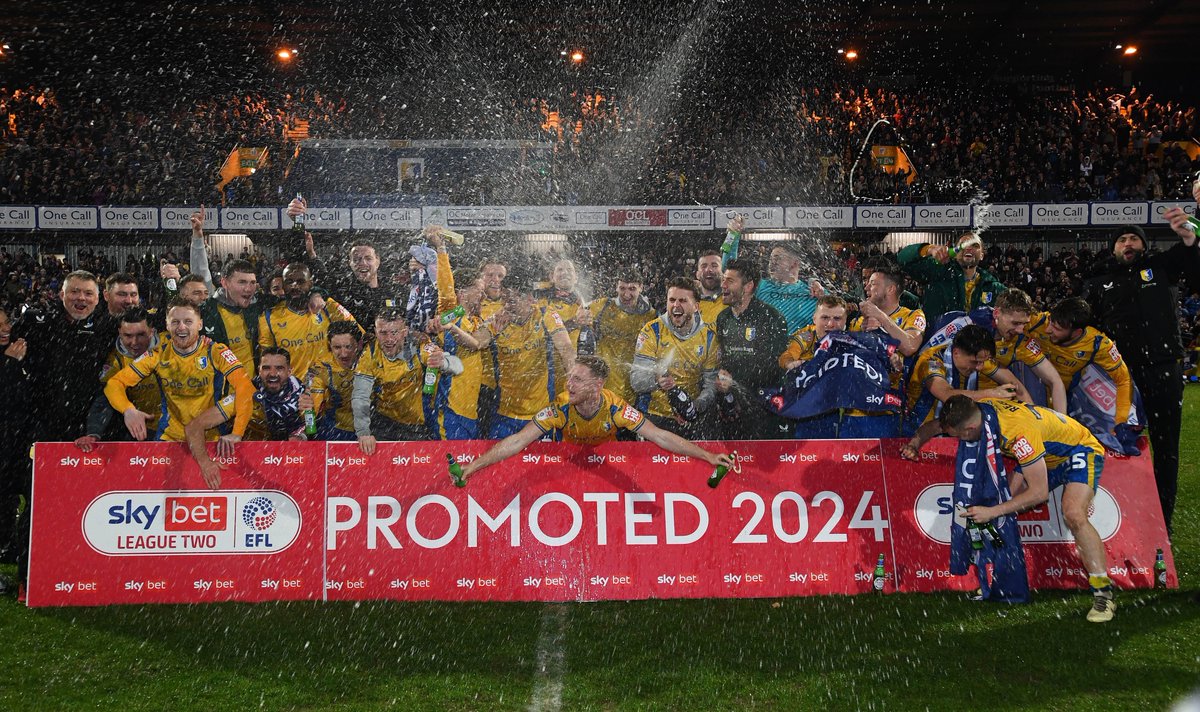 mansfieldtownfc's tweet photo. What a night. 🍾

#Stags 🟡🔵 https://t.co/udiJEcEw5w