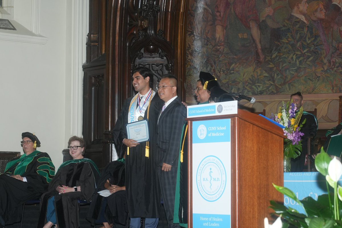 📣 We are thrilled to announce that Viren S. Sehgal, a CUNY School of Medicine student who completed his BS in biomedical science with a 4.0 GPA, has been named CCNY’s 2024 Valedictorian🏅Read the news article here: medicine.cuny.edu/cuny-medicines…

#medschool #futuredoctor