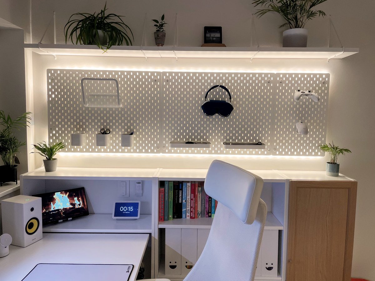 Skådis and Hue lightstrips is a great match that is both elegant and eye-catching. #workspacestyling #philipshue #skådis #ikea #huelights #workspaceinspiration #rgb