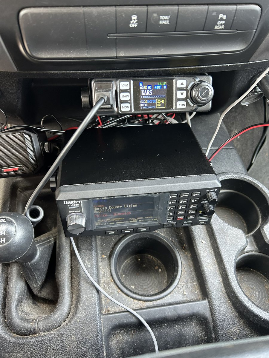 WB8United's tweet photo. Bearcat SDS200 digital scanner in my truck.  GPS automatically loads the frequencies as you travel. Chinese IHF/VHF radio above. Both plug into cigarette 🚬 lighter. Lip mount antennas https://t.co/vw8bworayV