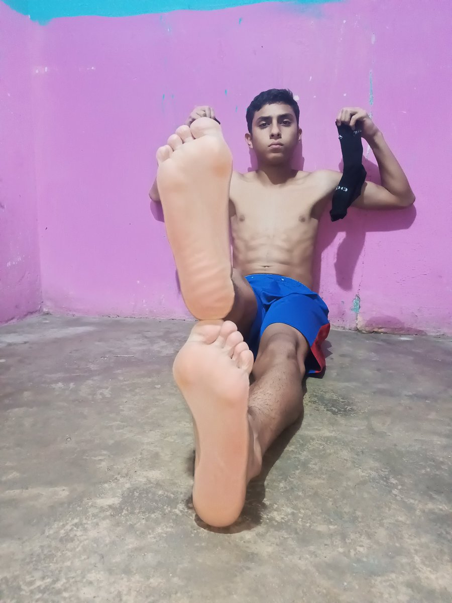 keyxxmaster's tweet photo. #findom #finsub #cashmaster I am a strict master with super clean feet👿😁 do you want to be my slave?😈💵🤑 https://t.co/KrFv01QHci