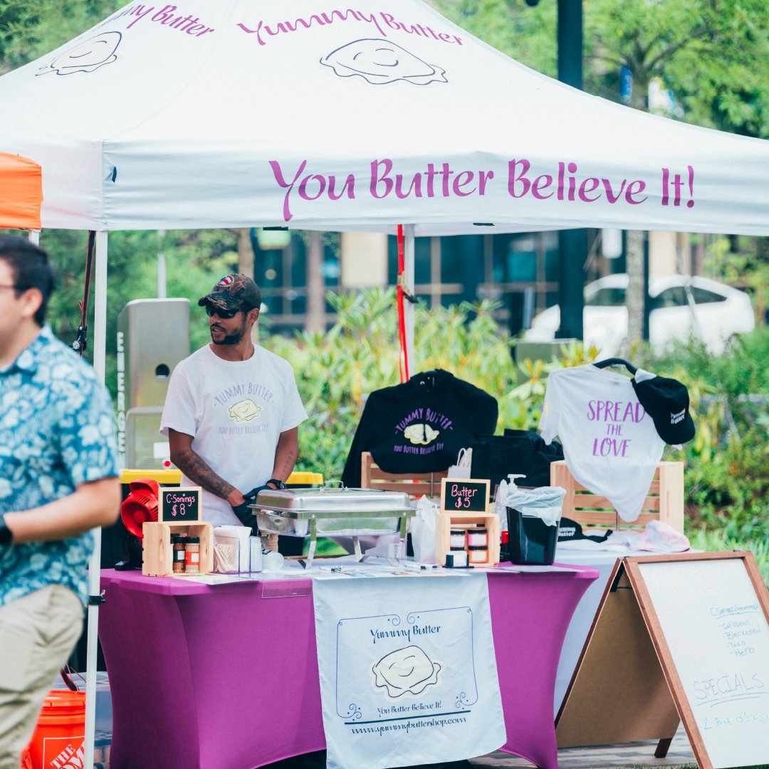 Have yourself a day at the Saturday Farmers Market @ Met Park! #Shoplocal and check out EatLoco's amazing lineup of vendors. 🕰️ 9 a.m. – 1 p.m. 📍 1321 S. Elm Street, Arlington, VA 22202 Learn more: bit.ly/4cwU5ff #NationalLanding #LoveNationalLanding #MetPark