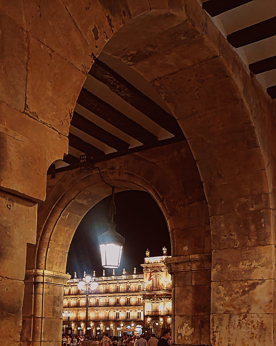 A través del arco
Siempre hay luz

#Salamanca  #Regionleonesa