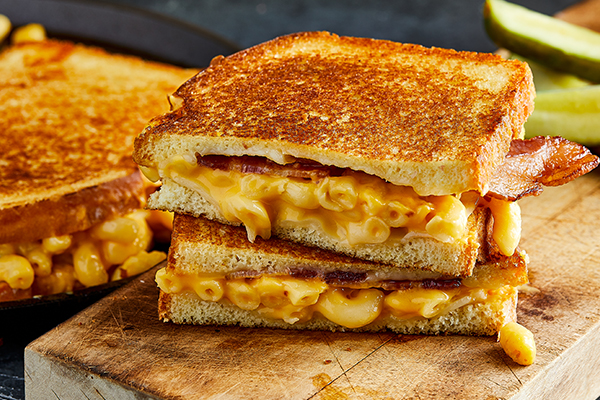 Don't let National Grilled Cheese Month pass without celebrating accordingly! This mac n’ cheese grilled cheese recipe takes everything you love about the sandwich and the pasta then blends them together in the ultimate grilled cheese sandwich 😋 Recipe: bit.ly/3U1oryi
