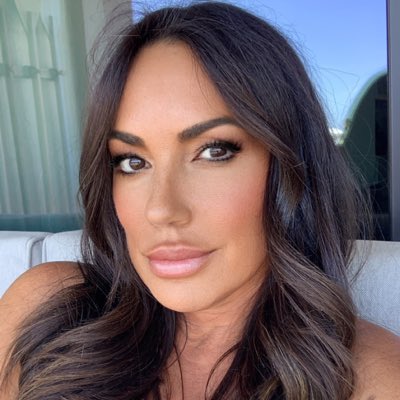 #NewProfilePic Yeah I’m looking at you! 😍 Had to change since I have my dark hair back.