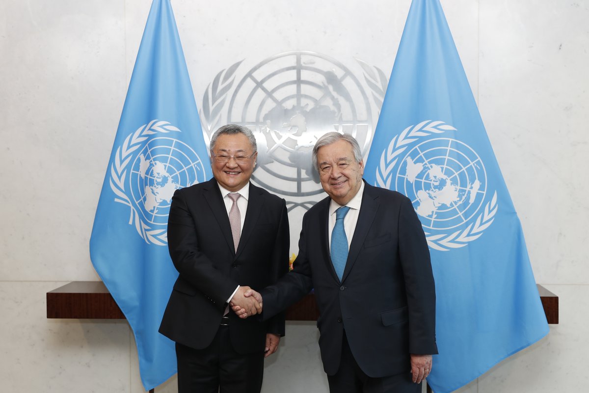 I just presented my credentials to Secretary-General @antonioguterres. 

I told him that the world needs a strong United Nations and that China will continue to give its unwavering support to multilateralism and the @UN. 

It's truly a great honor and responsibility for me to…