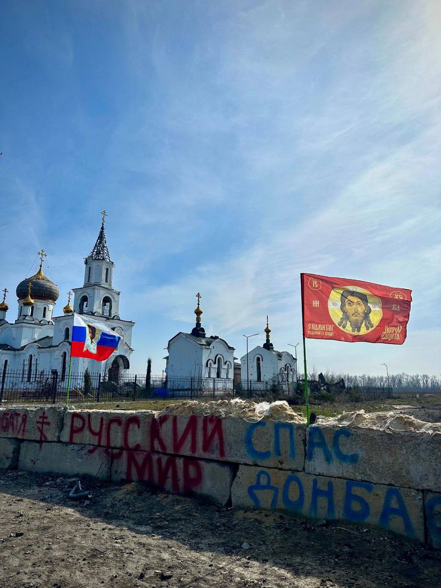 1917CCCP2's tweet image. Nazilerden ozgurlestirilen #Avdeevka
Naziler yuzunden yikimin buyuk oldugu Avdeevka`da halk simdilik bodrumlarda yasiyor,sobaları,odunları ve suları var
Halk yasadigi bolgeyi temizliyor
Şehrin tam restorasyonu ön cephenin Avdeevka ve Donetsk'ten çok uzağa taşındığında başlıyacak!