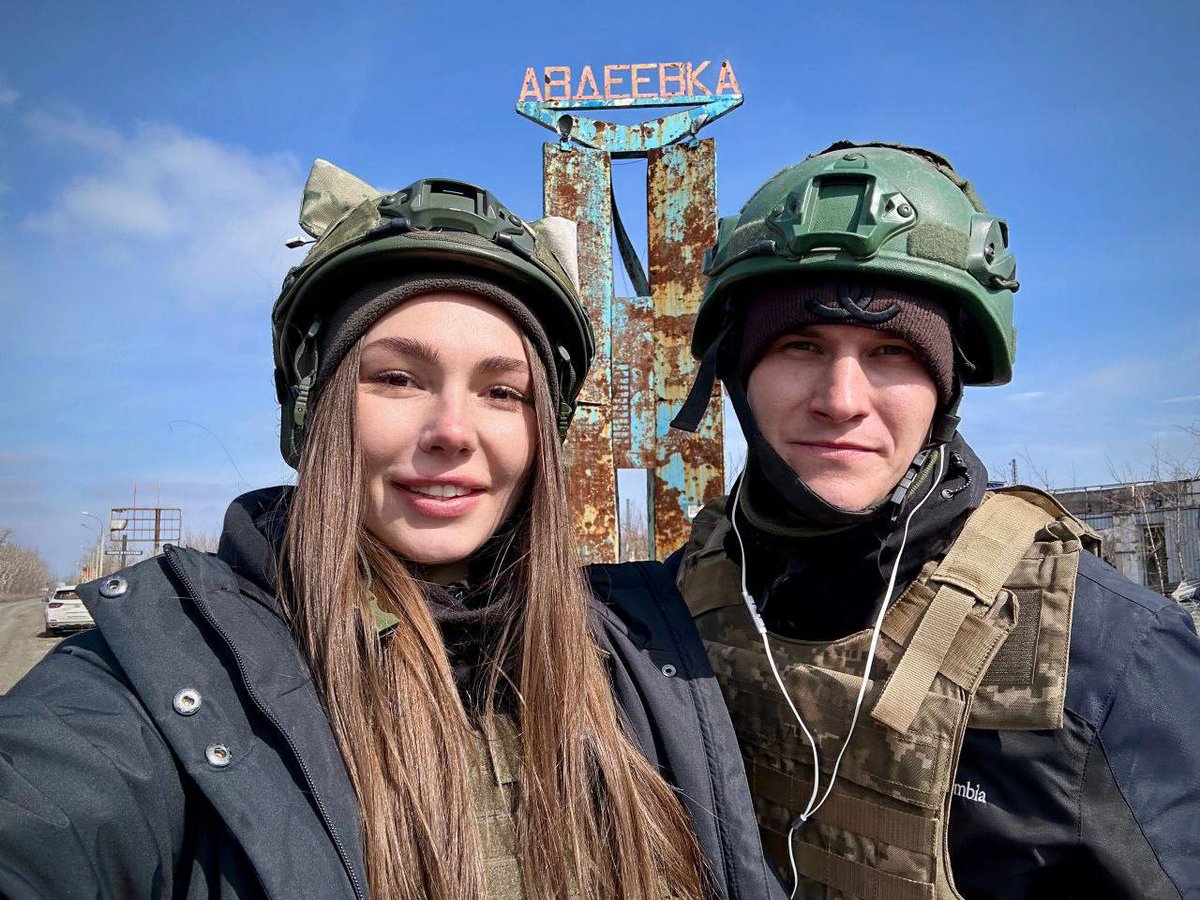 1917CCCP2's tweet image. Nazilerden ozgurlestirilen #Avdeevka
Naziler yuzunden yikimin buyuk oldugu Avdeevka`da halk simdilik bodrumlarda yasiyor,sobaları,odunları ve suları var
Halk yasadigi bolgeyi temizliyor
Şehrin tam restorasyonu ön cephenin Avdeevka ve Donetsk'ten çok uzağa taşındığında başlıyacak!