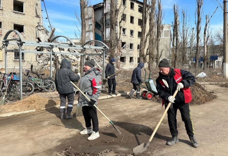 1917CCCP2's tweet image. Nazilerden ozgurlestirilen #Avdeevka
Naziler yuzunden yikimin buyuk oldugu Avdeevka`da halk simdilik bodrumlarda yasiyor,sobaları,odunları ve suları var
Halk yasadigi bolgeyi temizliyor
Şehrin tam restorasyonu ön cephenin Avdeevka ve Donetsk'ten çok uzağa taşındığında başlıyacak!
