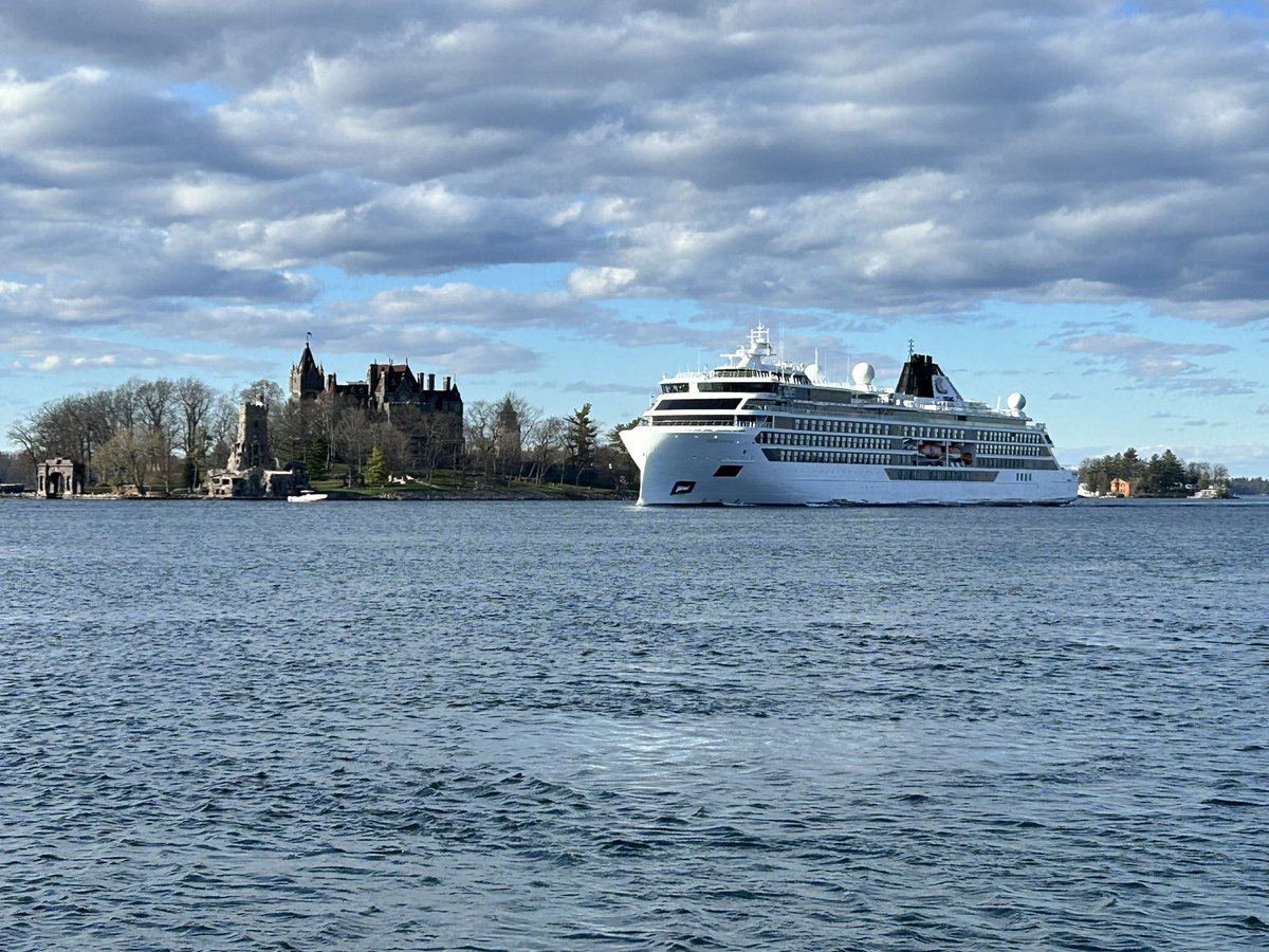 Check out this mega cruise ship that passed by Boldt Castle this afternoon🤩🤩 Photo credit: My lovely mother🫶🏼