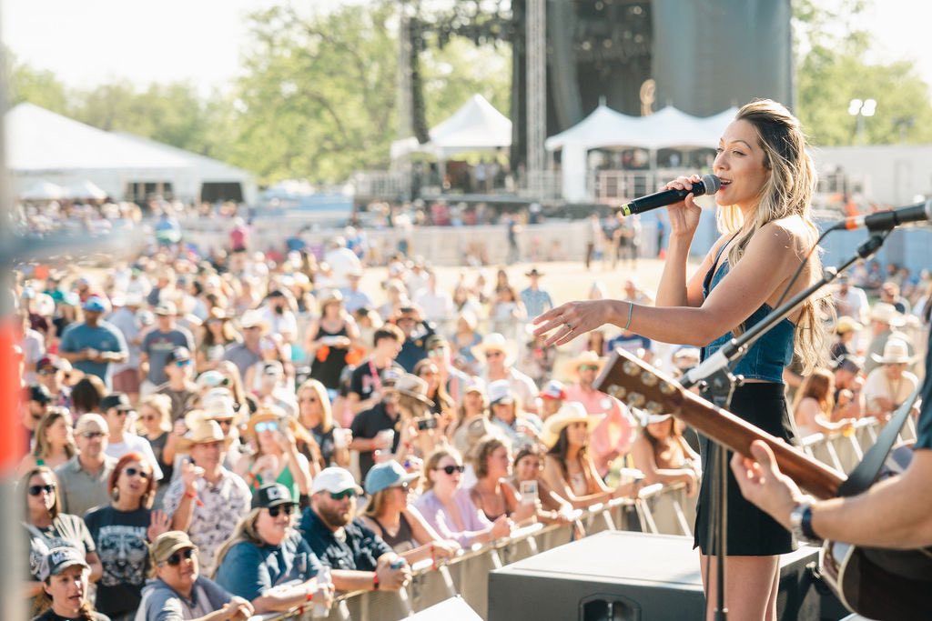 Such a great time performing and getting to watch some other talented artists play at the Cattle Country Fest this weekend 🎤🎶💙 Can’t wait to come back soon! 📸 x Sam Ehrnstein