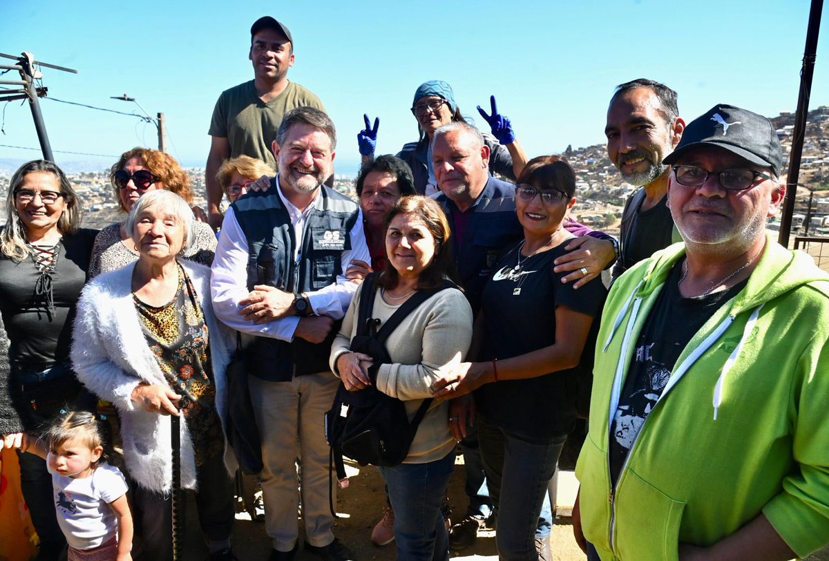 Terminaron los incendios en Viña del Mar, pero no la emergencia. Junto al gobernador @rmunda entregamos soluciones concretas a familias que todavía no tienen servicios básicos. Aportamos cajas, láminas de zinc, inodoros, colchones, frazadas y cocinillas ala #VillaIndependencia.…