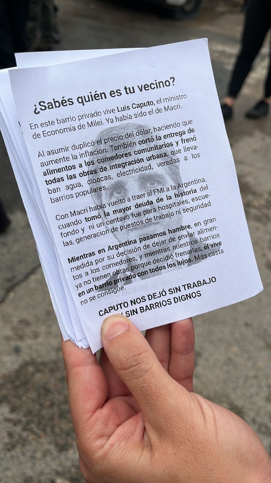 Despedidos y trabajadores de la economía popular fueron a protestar al portón del barrio privado donde vive Luis Caputo: "¿Sabés quién es tu vecino?"
