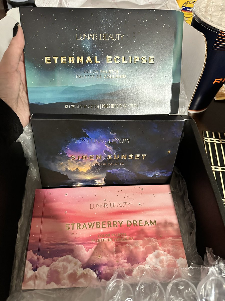 bekarbk's tweet photo. Christmas on April!!! In love missing one palette!!  So dam pretty @MannyMua733 @LunarBeauty https://t.co/NaH5WVsoHX