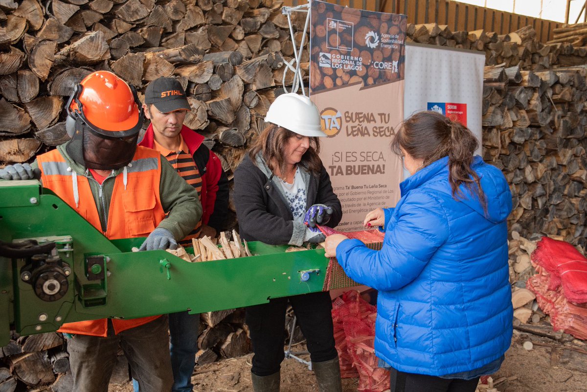 El alcalde Emeterio Carrillo participó de una importante actividad llamada “Ta’ buena tu leña seca”, ejecutado por Seremía de Energía con fondos del Gore y se realizó en el sector de Forrahue, donde se entregó la primera maquinaria a una de las 13 beneficiarias de nuestra comuna