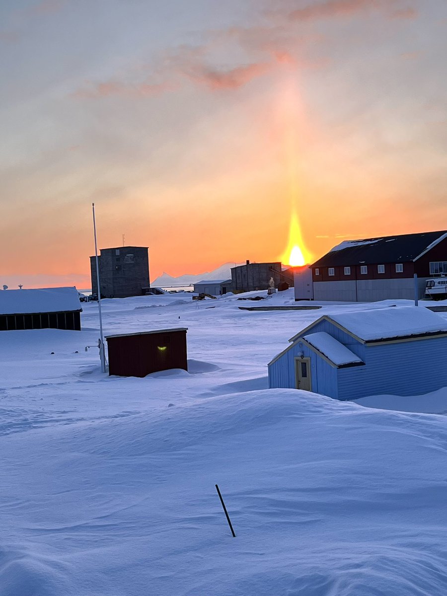 frobine's tweet photo. La nature dans toute sa majesté… Époustouflant pilier solaire à l’instant, à Ny Ålesund Svalbard https://t.co/gxU5OmqIAj