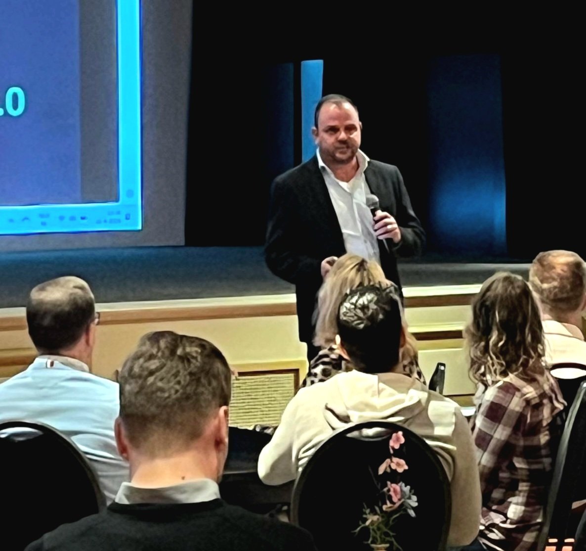 richardlamberst's tweet image. Wat is Artificial Intelligence en wat kan je er als ondernemer mee? De AI Inspiratiesessie in De @postwagen #Tolbert doet wat het moet doen: inspireren en informeren. Een mooie samenwerking tussen ondernemersverenigingen en gemeente en een leerzame avond.