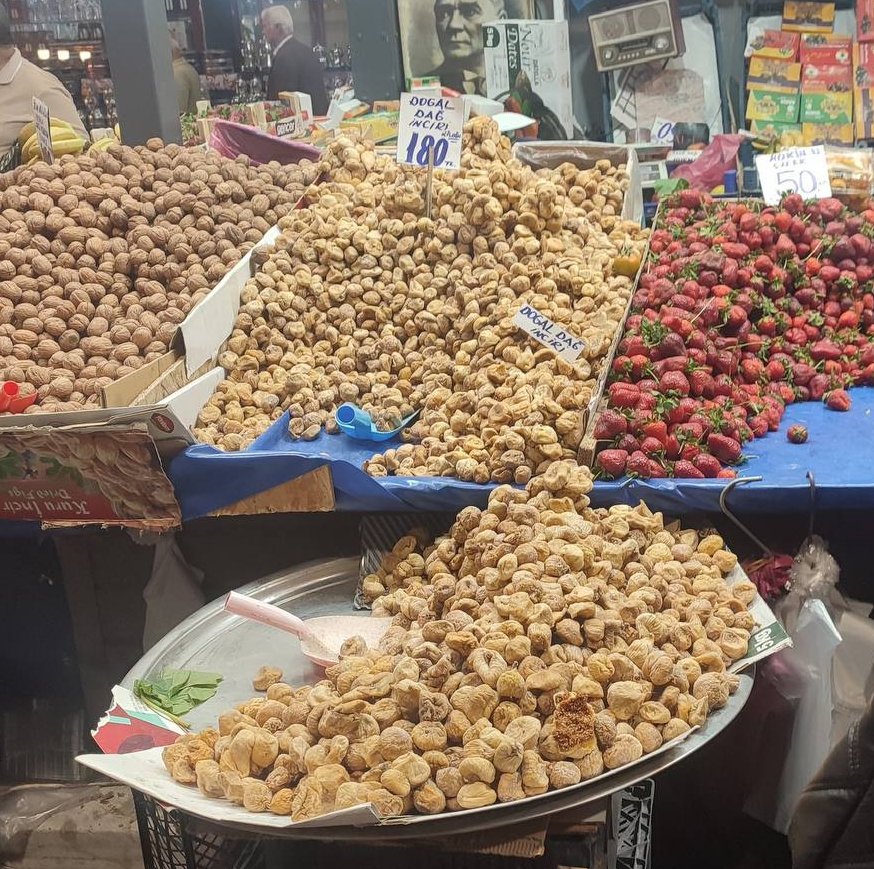 Ankara Ulus'ta kuru incirin kg fiyatı 180₺'ye düştü. Inside Eat Türkiye son bir aydır Fransa'ya ihraç edilmek istenen tonlarca kuru incirin yüksek oranda aflatoksin tespiti sebebiyle sınırdan döndüğünü ve ürünlerin imha edilmediğini, ülkeye iade edildiğini açıklamıştı. @TCTarim