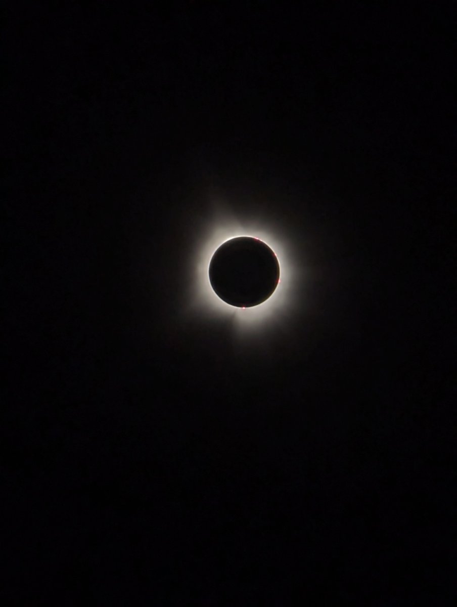 #UWEnvironment grad students in the field! 🌝🕶️🌚 @UW_ESS @UWAstroBio's Alyssa Fintel, Andrew Shumway, Haskelle Trigue White and Ula Jones joined Assistant Professor @B_Jour in Arkansas to view the eclipse last week. 📷: Matt Powell-Palm, Haskelle Trigue White, Andrew Shumway