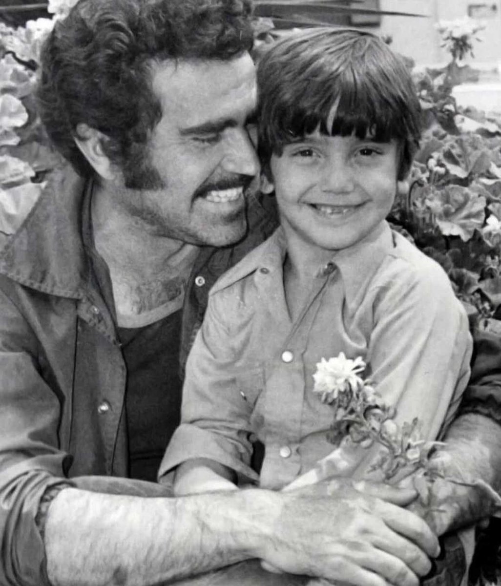 Desliza 👉 y mira la foto que compartió Alejandro Fernández al lado de su papá, Vicente Fernández. 🥰💝🙌🏻 📸: @alexoficial