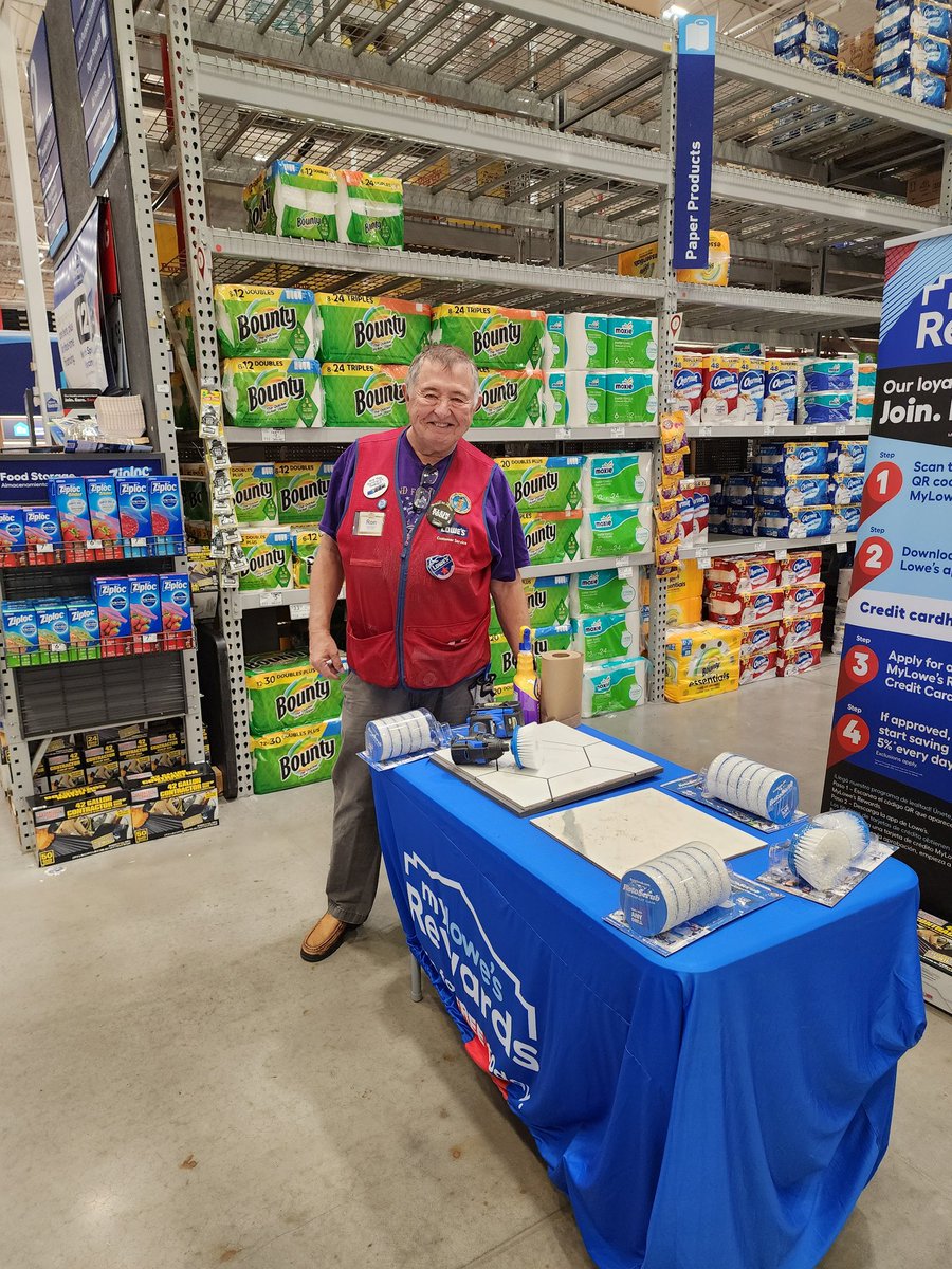 Store 2357, Captain Charisma is at it again with the roto scrubber. We can always count on Ron to clean up! @BlueBoxR1 #R1DEMOS