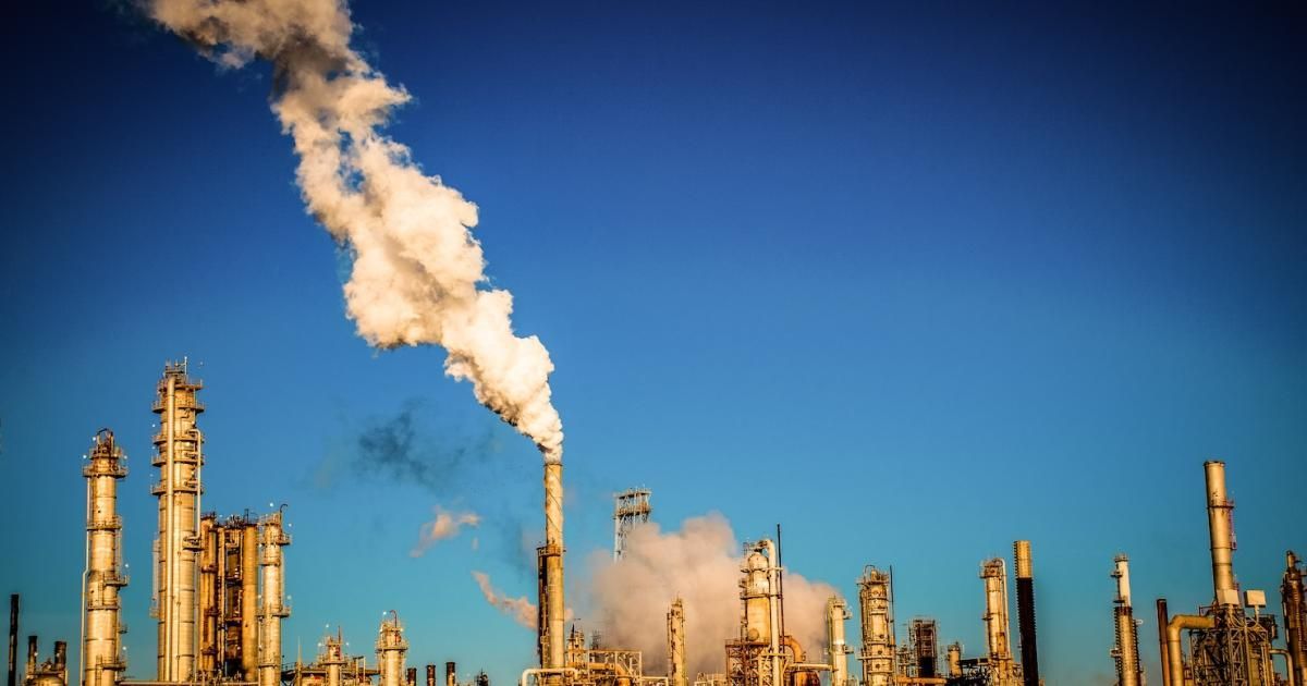 Even as the world suffers a plastics glut, petrochemical companies are prolonging the 'plasticene era.' Read more by @wilcoxmeg: buff.ly/3xAdwDX