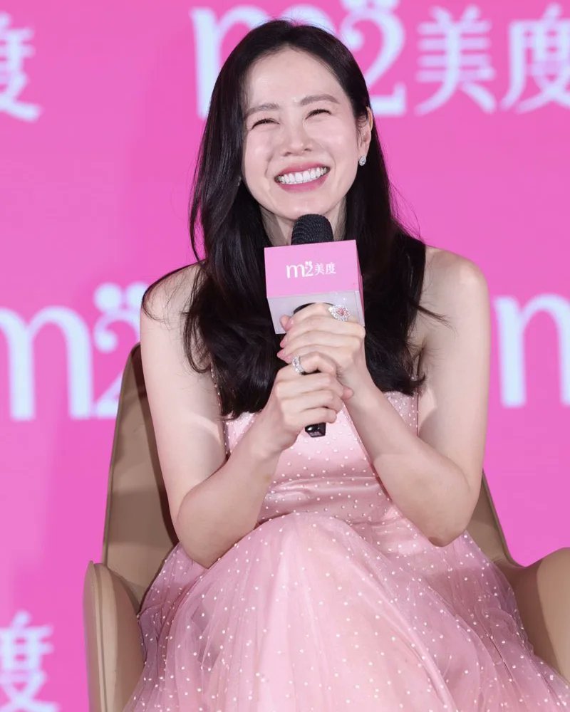 I am supeeeerrr late but not too late to make my fangirling heart scream in sheer delight to see this most genuine smile of #SonYejin. Just so pure! Her full, wide smile showing her perfect pearly whites plus her warm eyesmiles make you want to love and appreciate her more. 💕