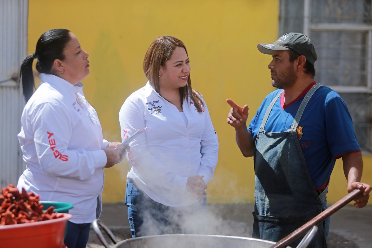 SugheyTorresR's tweet photo. Desde el tianguis de la colonia Emiliano Zapata seguimos escuchando y caminando por las familias, porque #TuFuturoEsAquí 🔴🔵🟡✌🏻

El equipo lo construimos todos, muchas gracias por su recibimiento. https://t.co/CXzDp6rZ4b