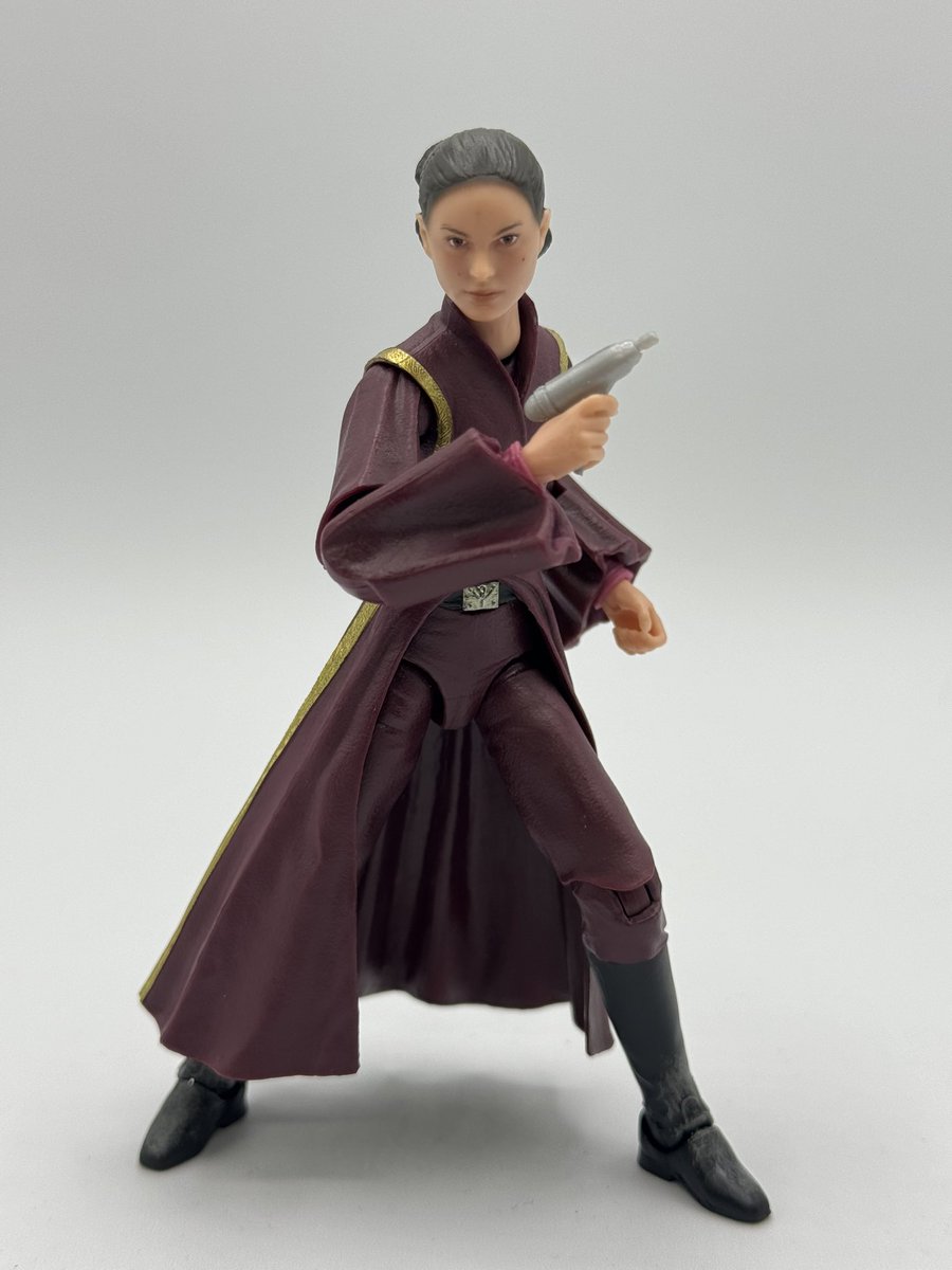 And of course, after I made a video on her, I find out Padme’s blaster barrel retracts. #StarWarsTheBlackSeries #ThePhantomMenace #PadmeAmidala